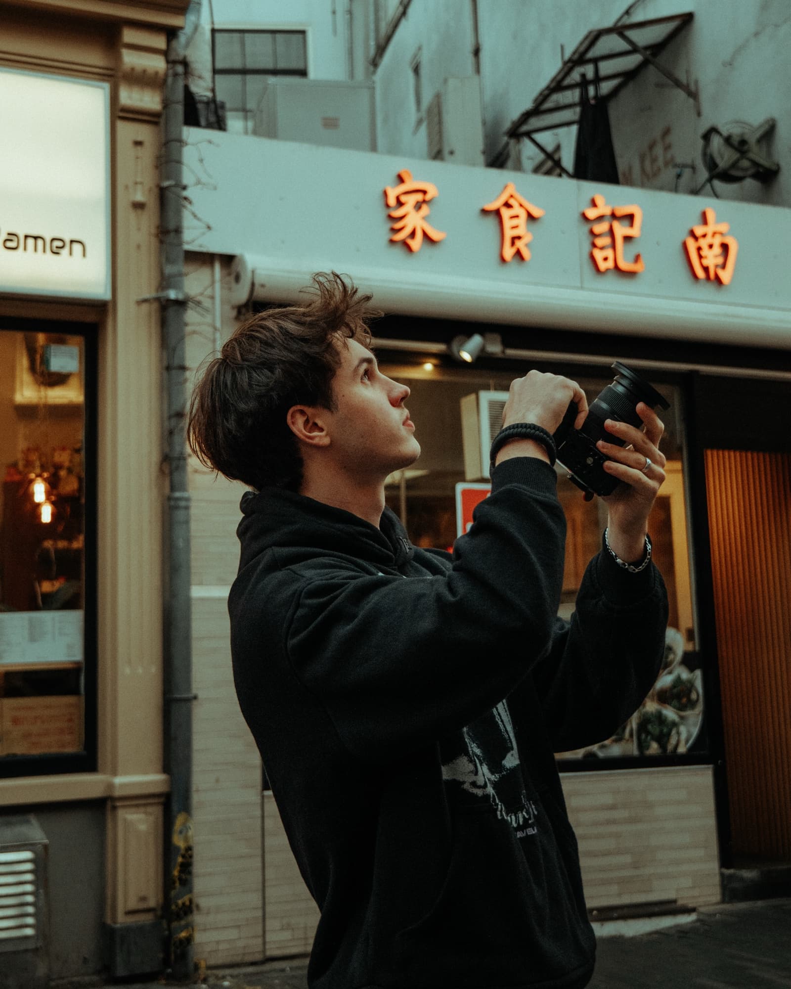 Raphael mit Kamera — Fotograf Mannheim