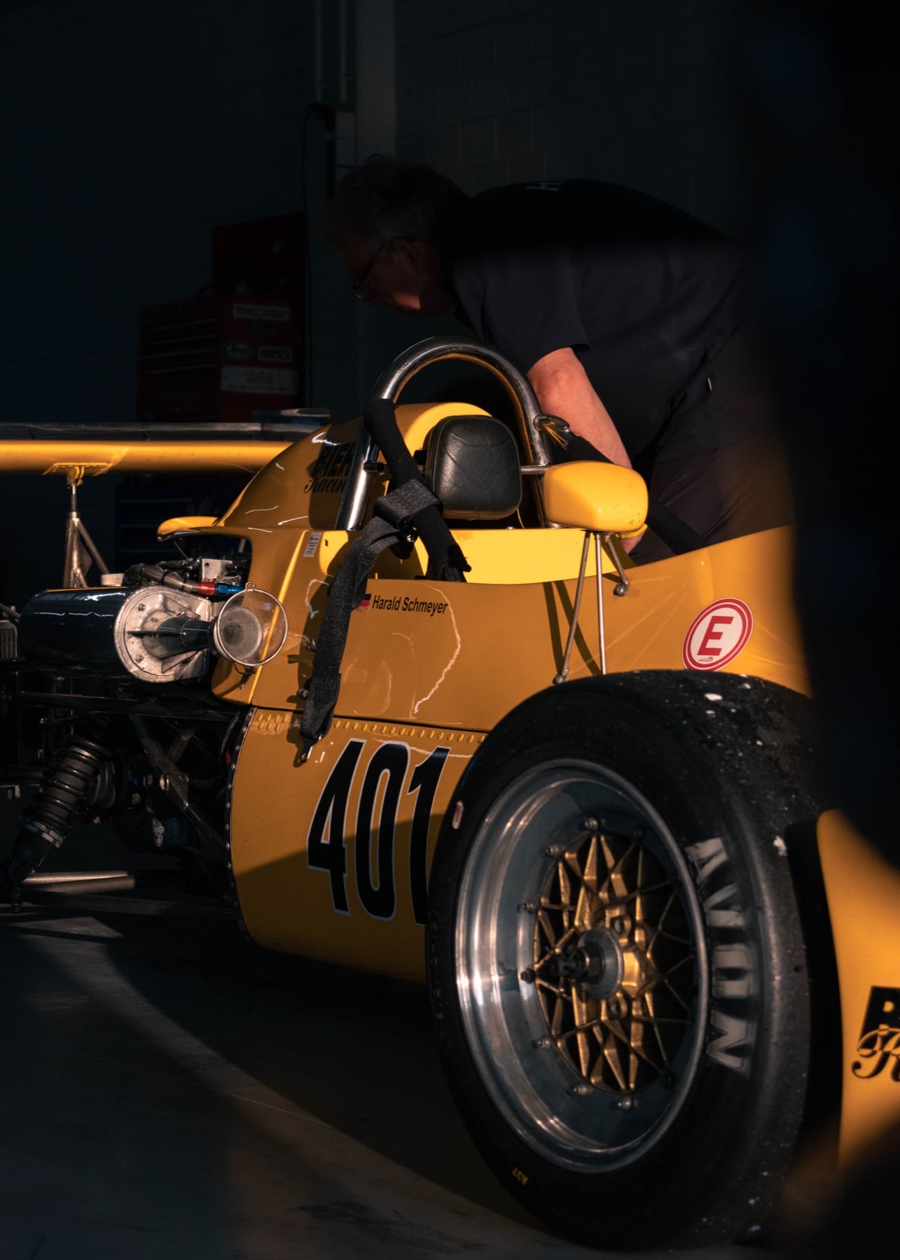 Detailaufnahme der Sitzschale und Startnummer 401 eines gelben Vintage-Formel-Wagens