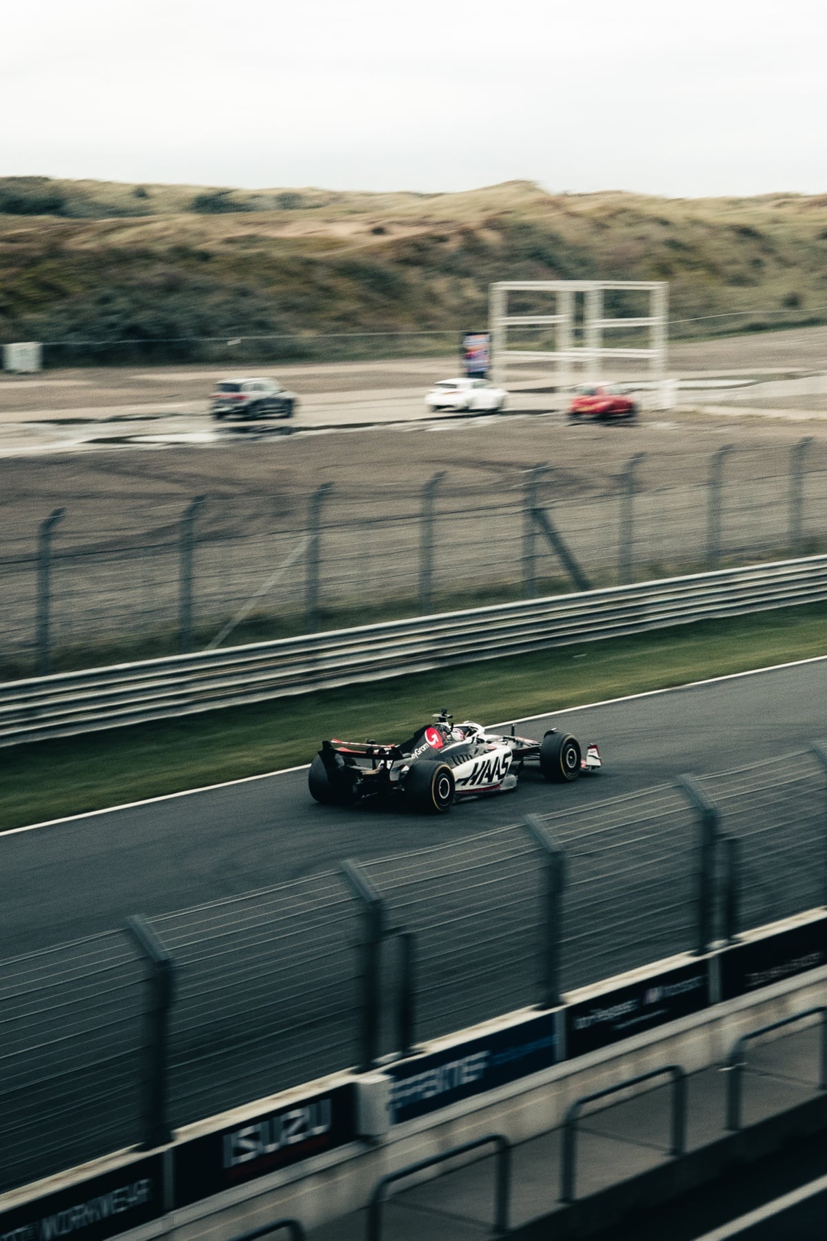 Haas-Formel-1-Wagen in der Boxengasse von Zandvoort, Aramco-Banden
