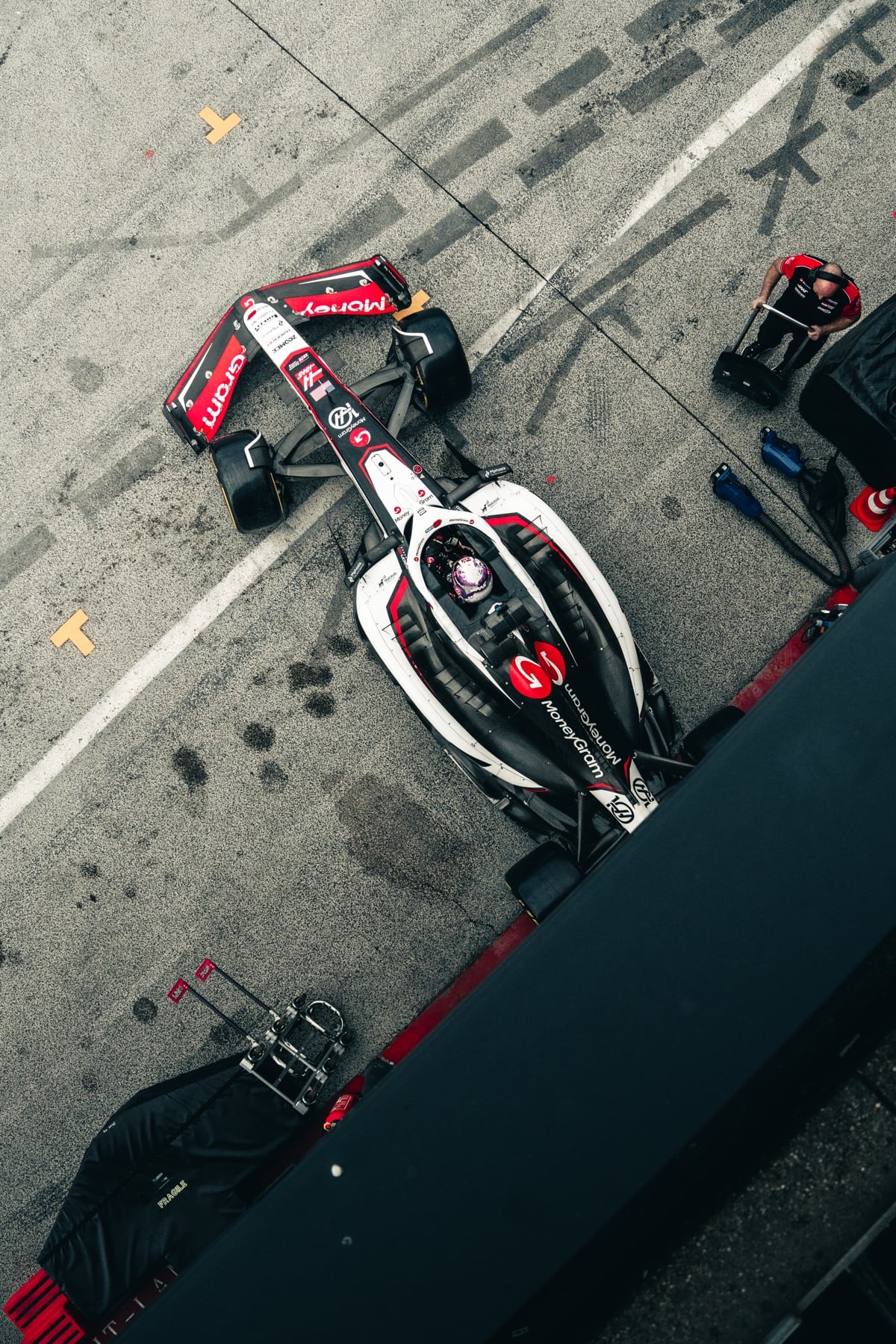 Haas-Formel-1-Wagen auf der Strecke von Zandvoort vor den Dünen, Bewegungsunschärfe im Hintergrund