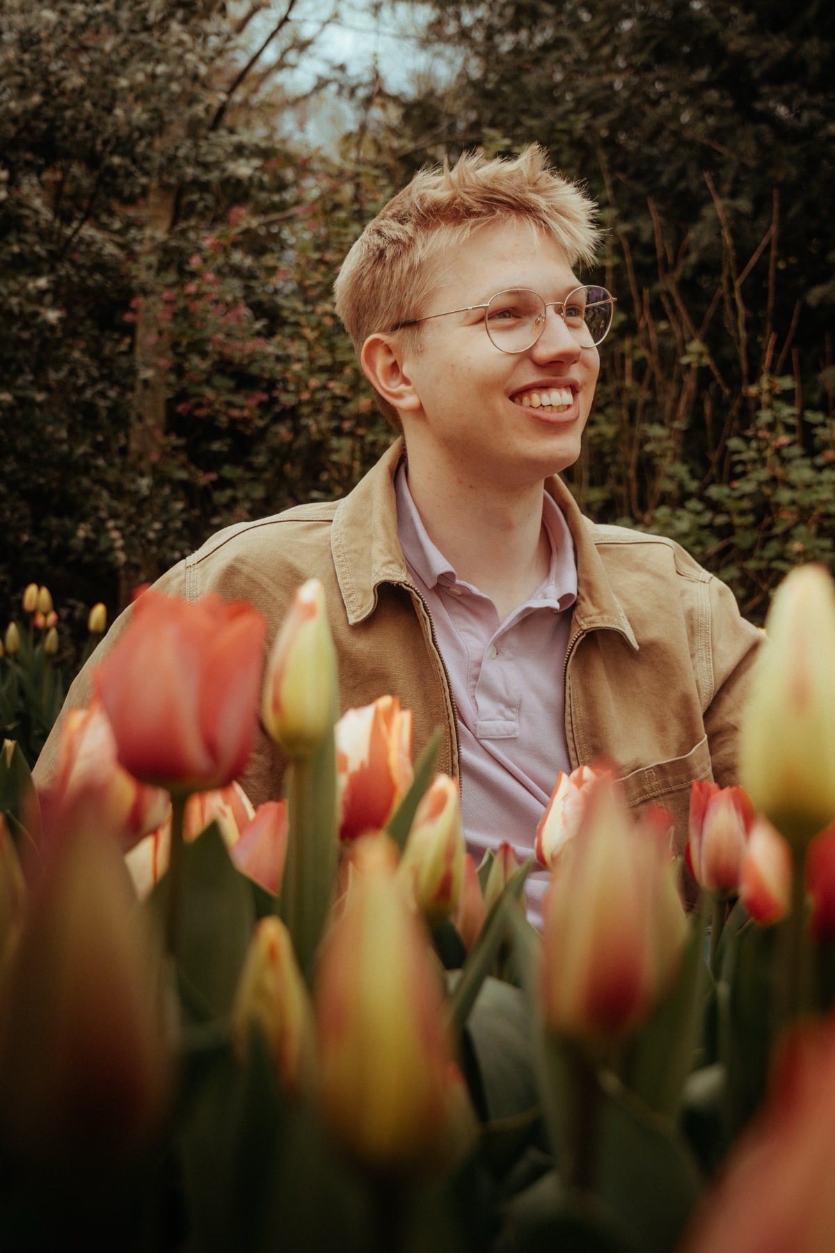 Raphael Schimpf, Fotograf in Mannheim und Umgebung — Selbstporträt zwischen Tulpen im Keukenhof